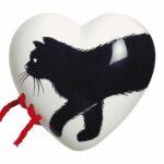 Cuore di ceramica bianco e lana rossa con grafica di Ornella Gabrieli