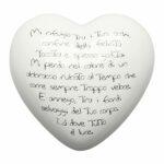 cuore di ceramica bianco con versi in italiano e francese con font dattilografico