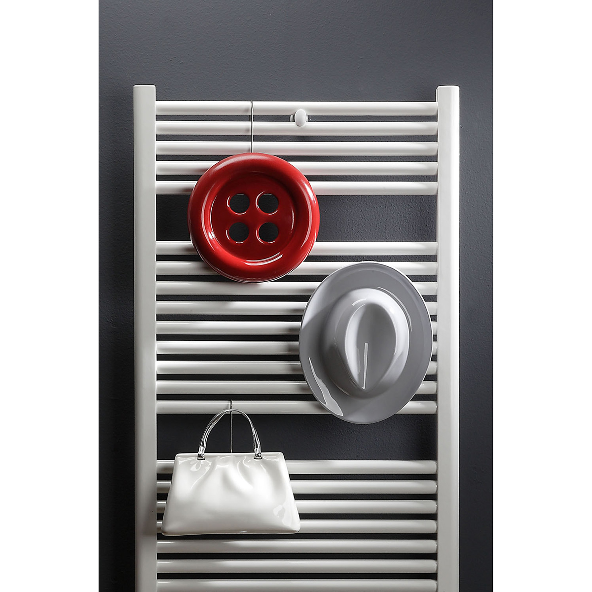 forme stravaganti e particolari, come un bottone, un cappello e una borsetta sono degli umidificatori in ceramica appesi al radiatore.