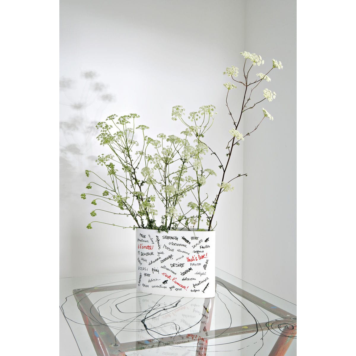 Vaso ovale in ceramica smaltata bianco con scritte parole sull'amore in nero e rosso