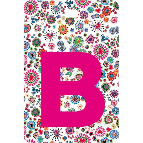 Etichetta bagaglio con lettera alfabeto bianca su sfondo fantasia cuori e fiori colorati con iniziale B