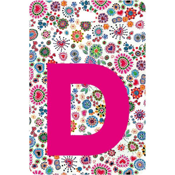 Etichetta bagaglio con lettera alfabeto bianca su sfondo fantasia cuori e fiori colorati con iniziale D