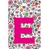 Etichetta bagaglio con lettera alfabeto bianca su sfondo fantasia cuori e fiori colorati con iniziale E