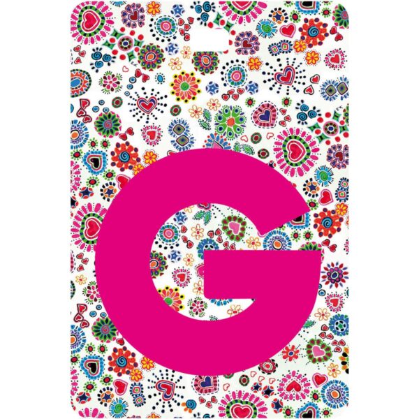 Etichetta bagaglio con lettera alfabeto bianca su sfondo fantasia cuori e fiori colorati con iniziale G