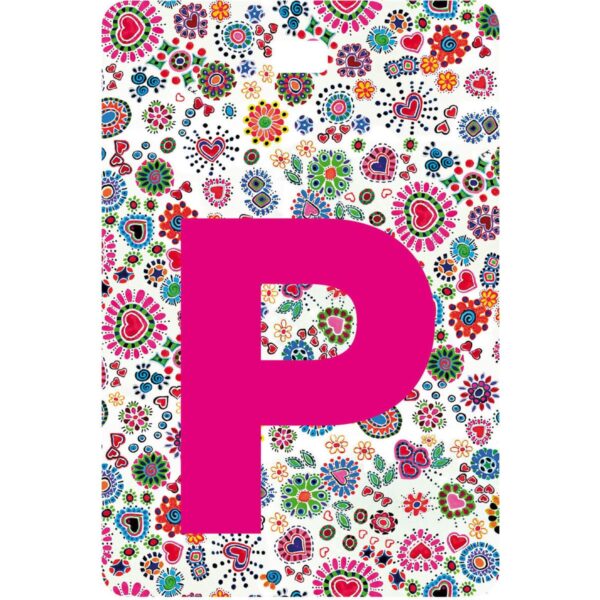 Etichetta bagaglio con lettera alfabeto bianca su sfondo fantasia cuori e fiori colorati con iniziale P