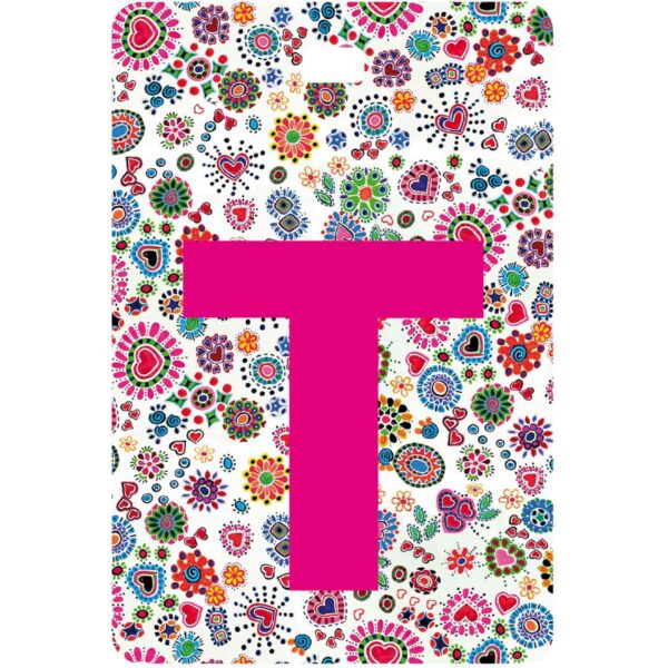 Etichetta bagaglio con lettera alfabeto bianca su sfondo fantasia cuori e fiori colorati con iniziale T