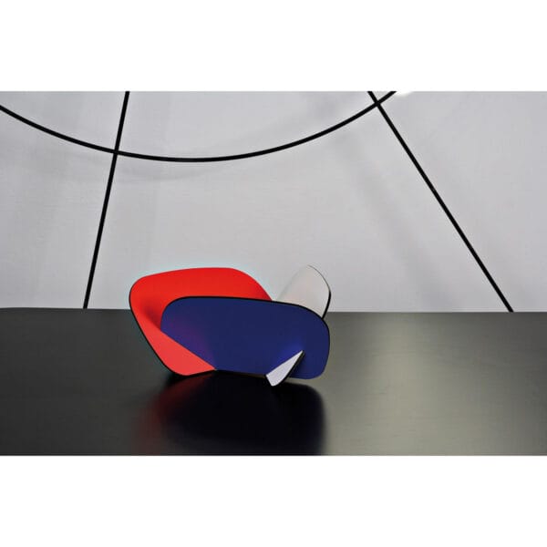 Contenitore multiuso formato da tre tasselli incassati tra loro con grafica stile Bauhaus