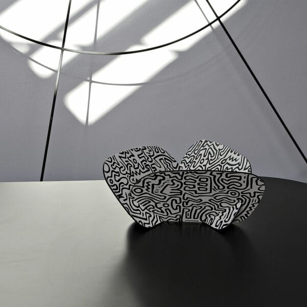 Contenitore multiuso formato da tre tasselli incassati tra loro con grafica stile Keith