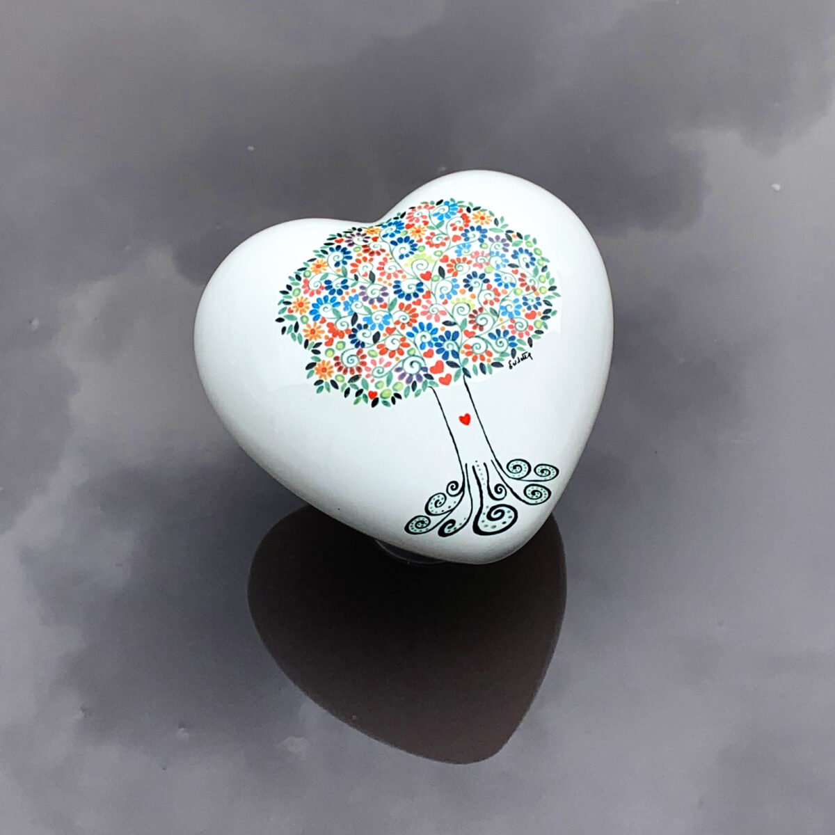 cuore in ceramica decorato con un disegno dell'albero della vita