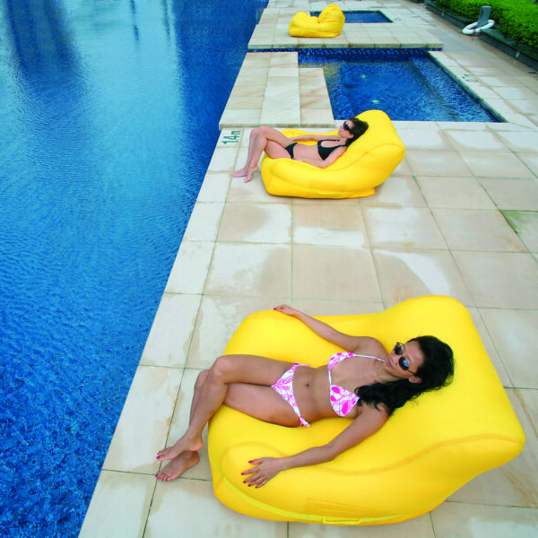 ampia poltrona a sacco da esterno nel colore giallo