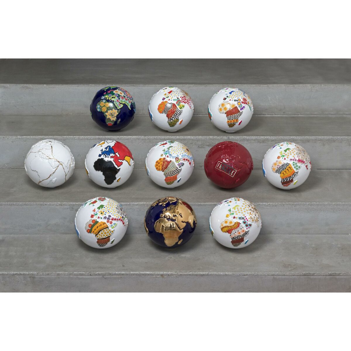 Collezione completa Il Pianeta dell'arte globi in ceramica di vari colori rappresentante la terra con decori a mano sui continenti e appoggiato su una base quadrata in legno bianco