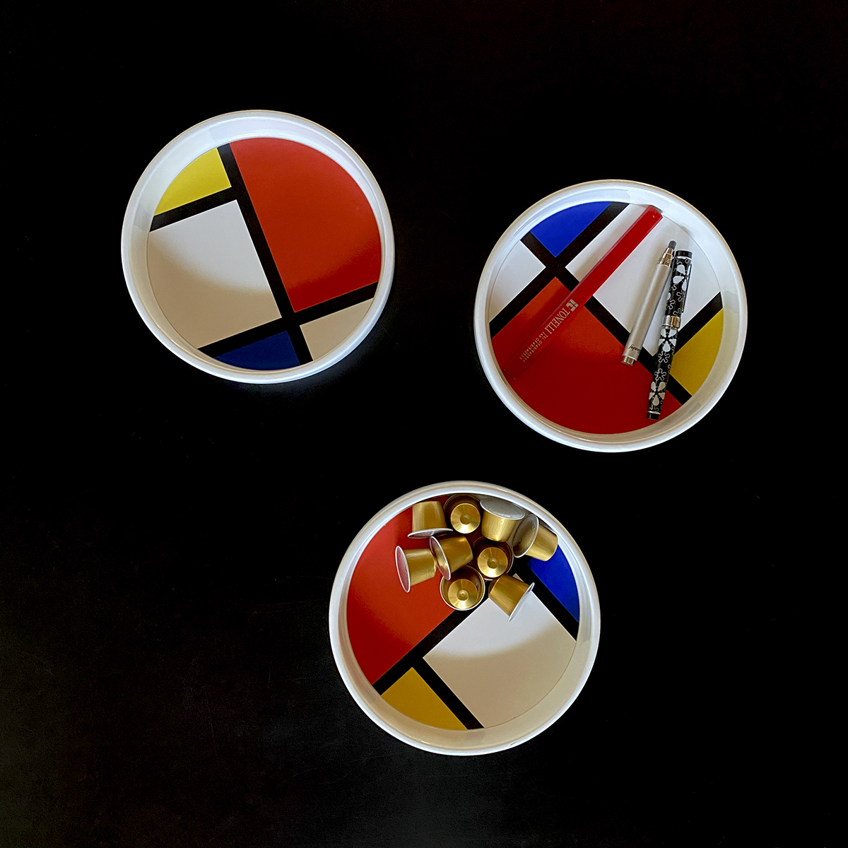 svuotatasche multiuso: portapenne, portacapsule, rotondo e decorato in uno stile geometrico minimal ispirato a Piet Mondrian