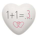 come dire che si desidera un figlio, con il cuore in ceramica con il messaggio 1+1 = 3