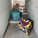 4 pouf rigidi per sedersi a forma di cubo sono realizzati con gli artwork originali di Romero Britto