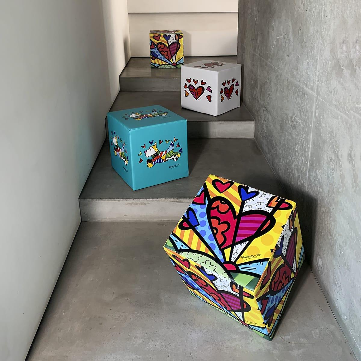 4 pouf rigidi per sedersi a forma di cubo sono realizzati con gli artwork originali di Romero Britto