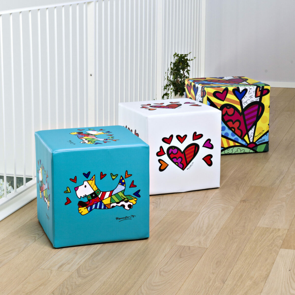 pouf multiuso, seduta, poggiapiedi o tavolino, a forma di cubo, alti 40 cm decorati su tutti i lati con artwork originali di Romero Britto