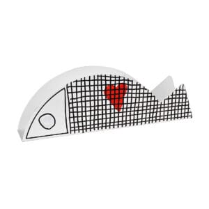 un pesce in metallo decorato con righe e un cuore rosso funge da portatovaglioli o porta corrispondenza