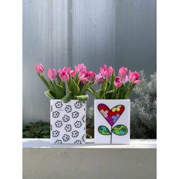 vasi rettangolari bianchi con decori grafici e con dei tulipani rosa