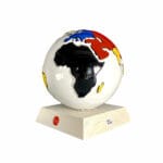 la terra realizzata in ceramica smaltata di bianco e i continenti decorati in rosso, giallo, blue e nero secondo lo stile Mondrian