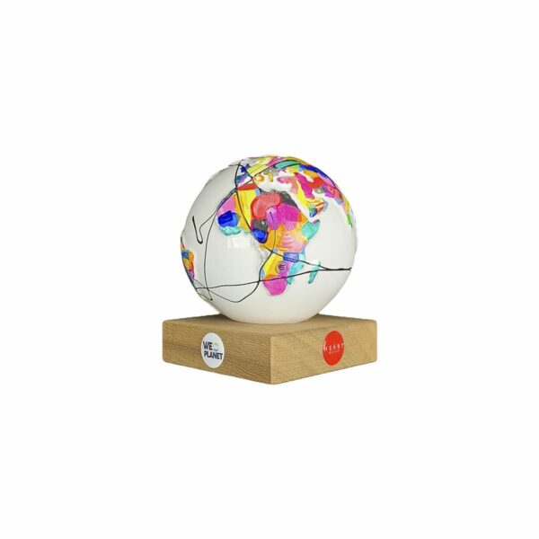 il pianeta terra decorato a mano su un piccolo globo in ceramica