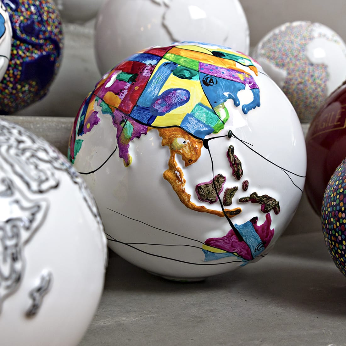 asia, indonesia e australia dipinte artisticamente su un globo di ceramica bianco