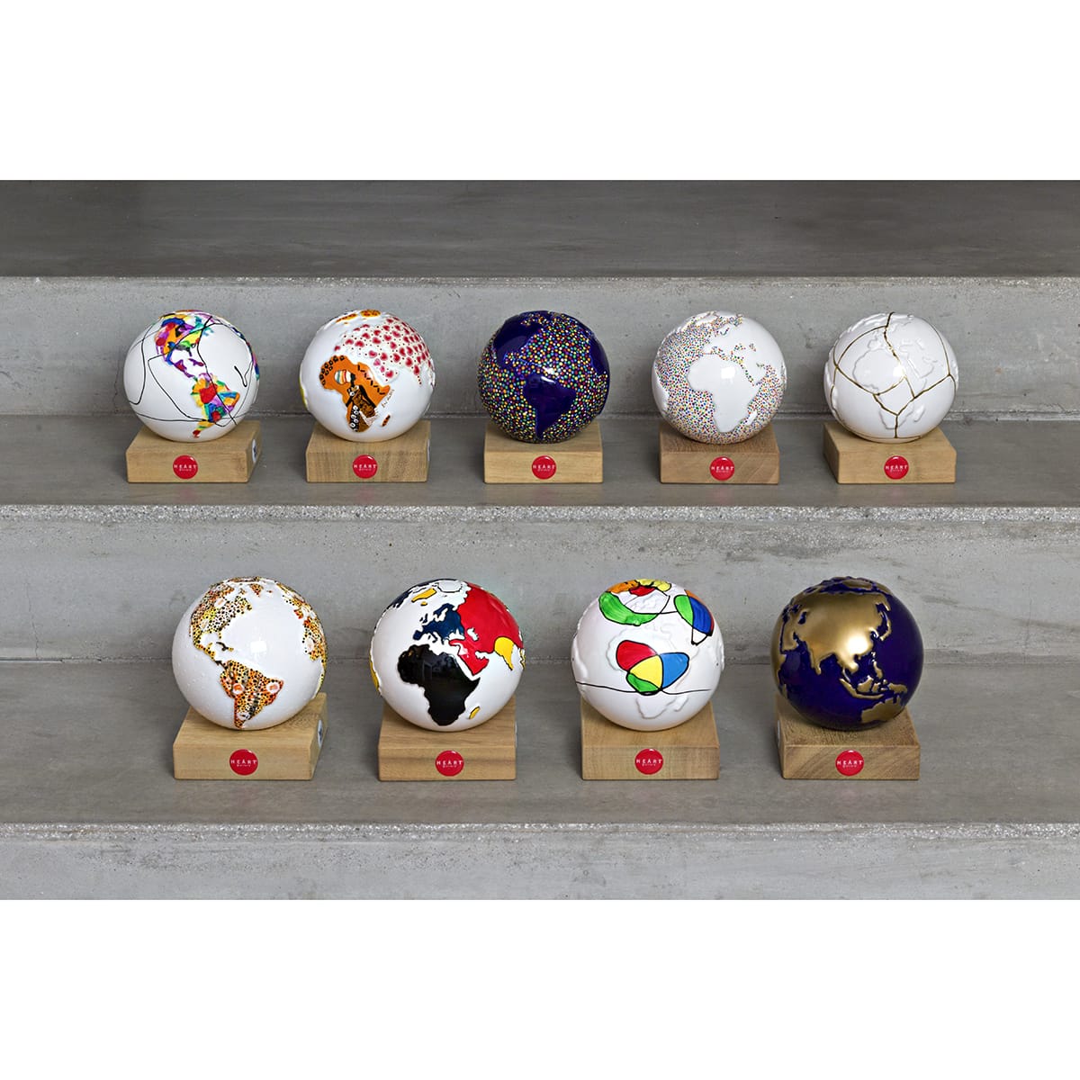 9 globi in ceramica che rappresentano il pianeta terra dipinti artisticamente a mano.