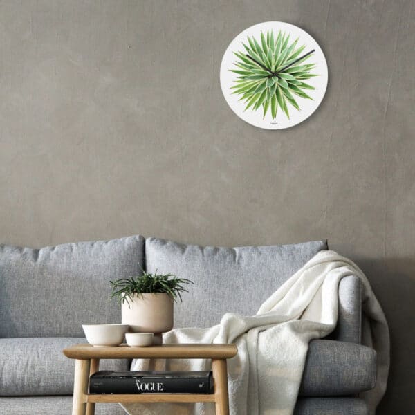 orologio da parete circolare bianco, di medie dimensioni, con la stampa di una pianta agave vista dall'alto