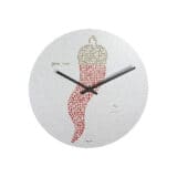 orologio da parete rotondo con una texture di tanti glifi al tratto, dal quale, in altro colore, emerge la figura di un corno portafortuna napoletano