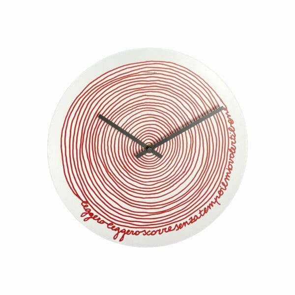 orologio da parete bianco e rotondo con una spirale rossa e scritta sul tempo