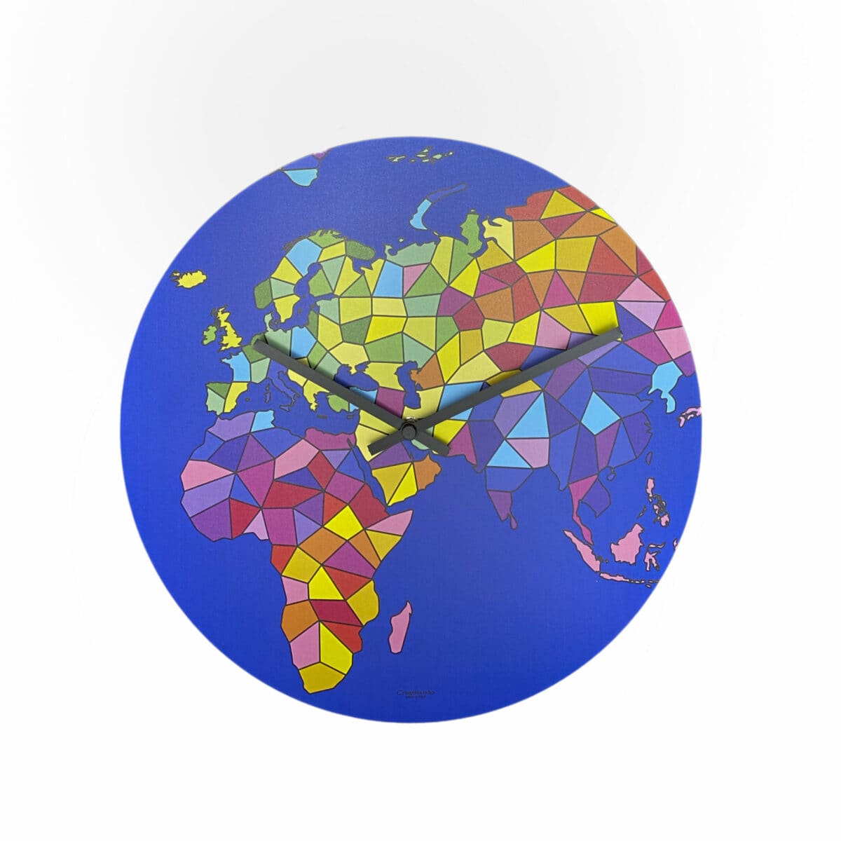 una parte del mondo, rappresentata come se fosse un mosaico di colori, è l'elemento grafico di questo orologio da parete rotondo