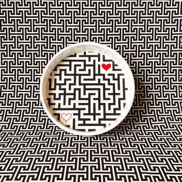 grafica optical quella del labirinto che decora il fondo di uno svuotatasche in ceramica bianco.