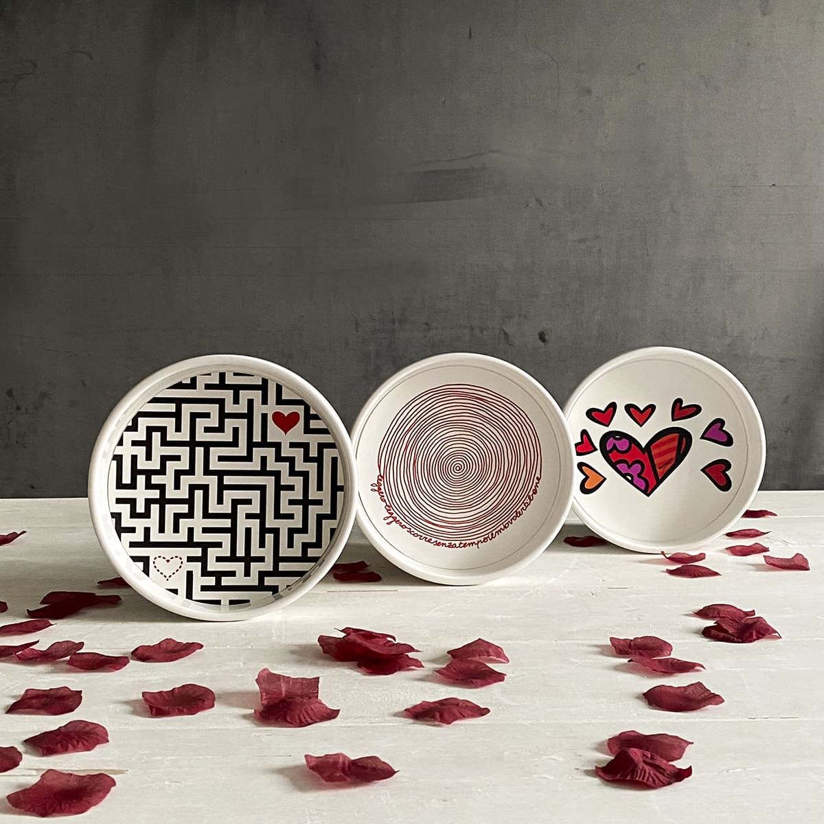 3 ciotole in ceramica bianche sono messe in verticale per far vedere i diversi decori