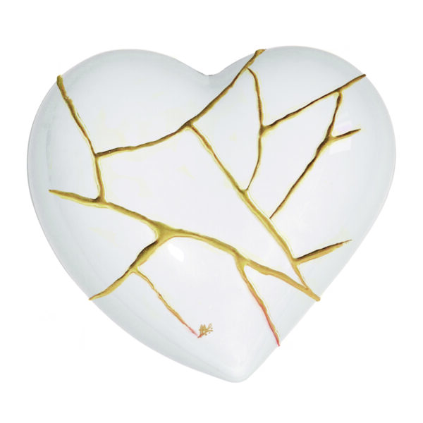 umidificatore naturale in ceramica per radiatori a forma di cuore con venature dorate che riproducono l'antica arte del Kintsugi