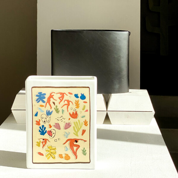 vaso in ceramica di tipo alto verticale con artwork ispirato al pittore Matisse