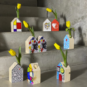vasi di legno a forma di casetta stilizzata decorata su una facciata