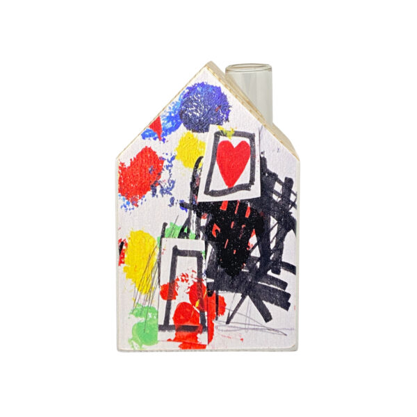 una casa in legno, elemento decorativo, è decorata in maniera che evoca la pittura e lo stile di un bambino