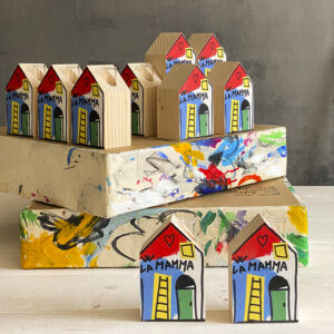 tante casette in legno, decorate e colorate con la scritta W la mamma sono un simpatico vaso monofiore da regalare alla festa della mamma.