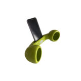 oggetto in ceramica a forma di cornetta del telefono anni '70. Grazie ad una fessura ricavata nell'impugnatura si può inserire il proprio telefono, che trova così una collocazione.