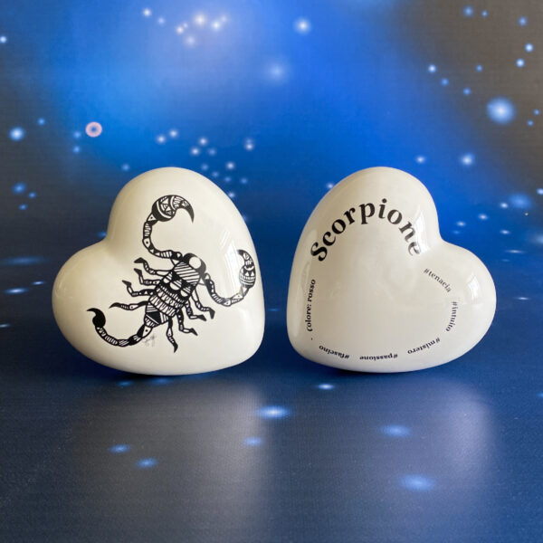 il segno zodiacale scorpione e le sue caratteristiche sono rappresentate sul fronte e sul retro di un cuore di ceramica