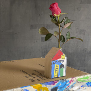 una casetta in legno ospita una rosa e diventa regalo per la festa della mamma