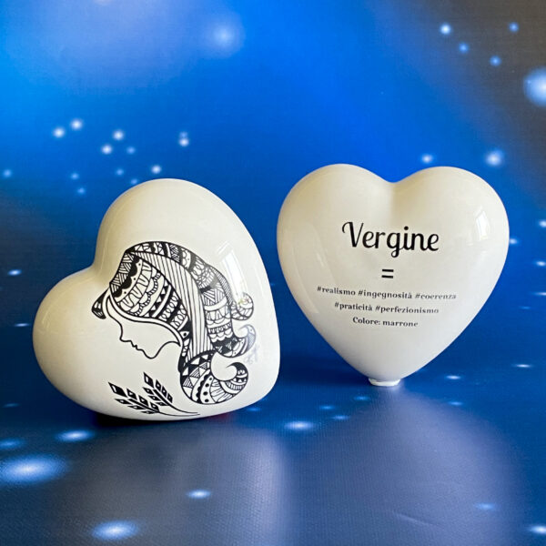 due cuori tridimensionali, in ceramica bianca, raffigurano uno l'immagine del segno zodiacale della vergine, il secondo riporta le sue principali caratteristiche.