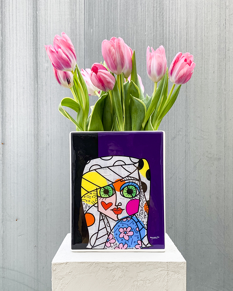 vaso e decorazione con l'immagine di un artwork di Romero Britto
