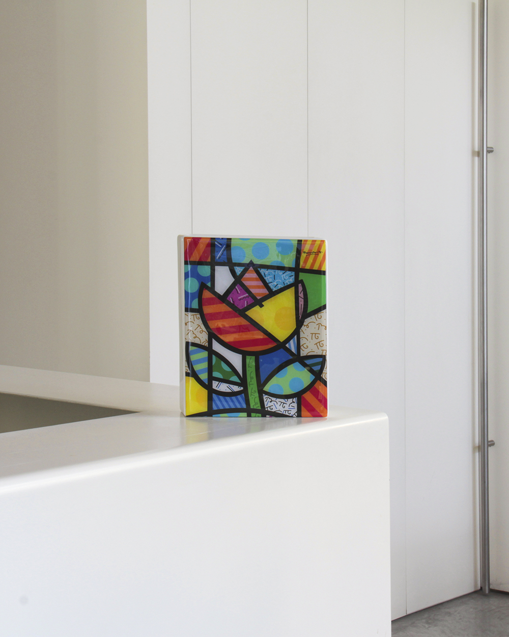 vaso arredo realizzato con un decoro di Romero Britto