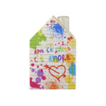 la facciata di una casa in miniatura è stata presa a gettate di colori e c'è la scritta dove c'è colore c'è amore.