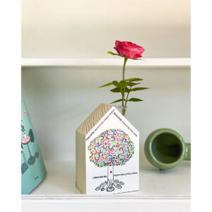 oggetto decorativo per la casa in legno, a forma di casa con l'immagine dell'albero della vita stampata sulla facciata, con una rosa che fuoriesce dal camino che in realt&agrave; &egrave; una provetta in vetro