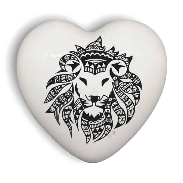 il segno zodiacale del leone e le sue caratteristiche sono rappresentate su un cuore in ceramica bianco, decorato fronte e retro