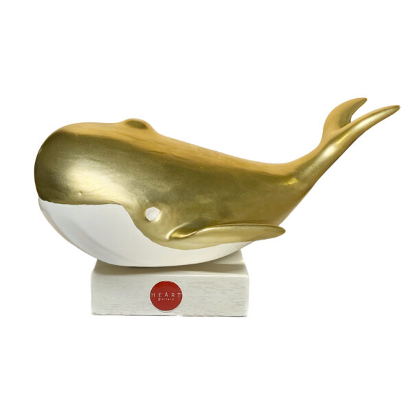 balena decorativa in ceramica dorata su piedistallo in legno