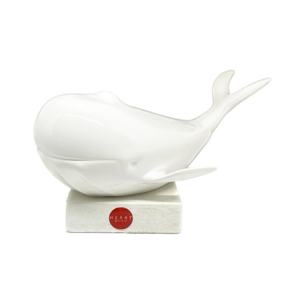 balena in ceramica bianca su supporto in legno