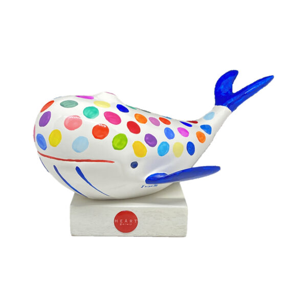 balena bianca decorata a mano con puntini colorati