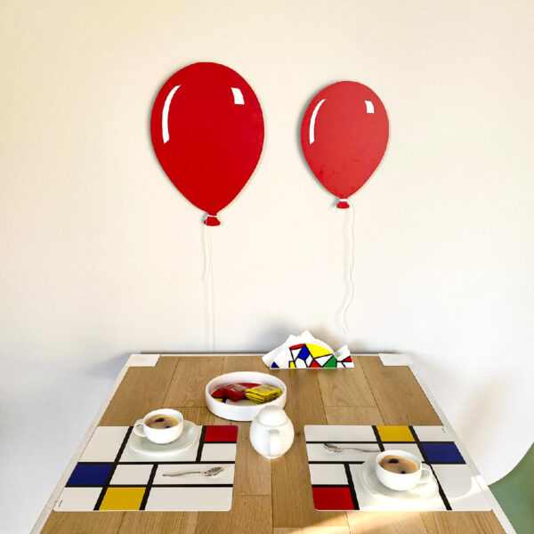 tovagliette americane ispirate all'arte di Mondrian su un tavolo apparecchiato per la colazione